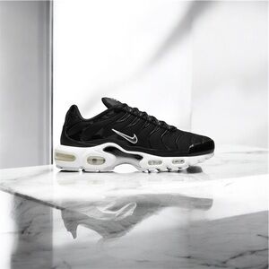 Nike Women's Black and White Air Max Sneakers FL